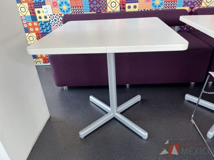 Lote 104 - Mesa de comedor con base metálica - Imagen 3
