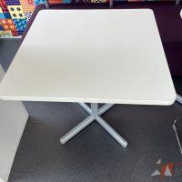 Lote 104 - Mesa de comedor con base metálica