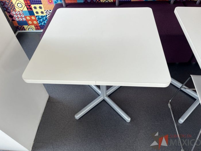 Lote 104 - Mesa de comedor con base metálica