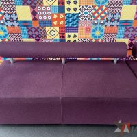 Lote 115 - Sillón de dos plazas con respaldo y asiento color morado - Imagen 8