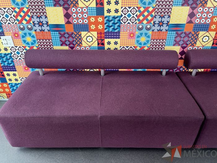 Lote 115 - Sillón de dos plazas con respaldo y asiento color morado - Imagen 8