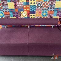 Lote 115 - Sillón de dos plazas con respaldo y asiento color morado
