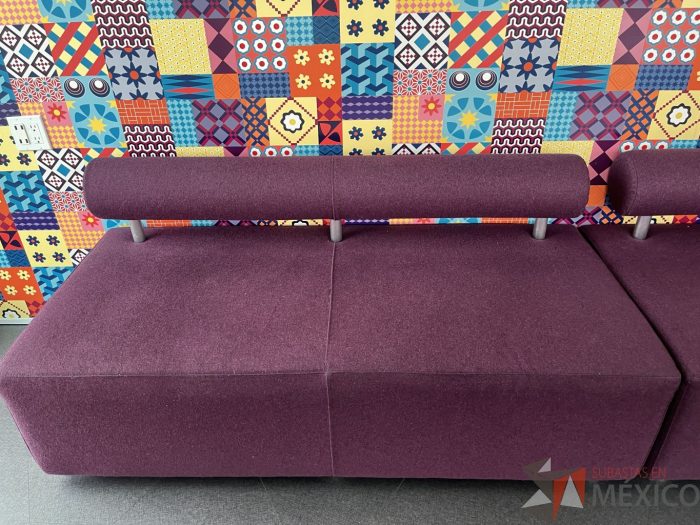 Lote 115 - Sillón de dos plazas con respaldo y asiento color morado
