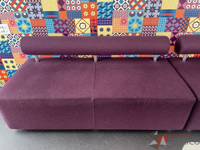 Lote 115 - Sillón de dos plazas con respaldo y asiento color morado - Imagen 6