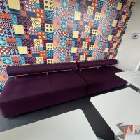 Lote 115 - Sillón de dos plazas con respaldo y asiento color morado - Imagen 5