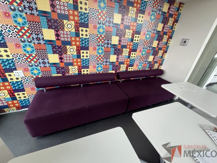 Lote 115 - Sillón de dos plazas con respaldo y asiento color morado - Imagen 5