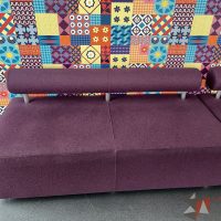 Lote 115 - Sillón de dos plazas con respaldo y asiento color morado - Imagen 4