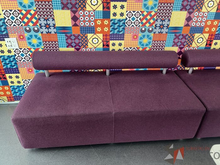 Lote 115 - Sillón de dos plazas con respaldo y asiento color morado - Imagen 4