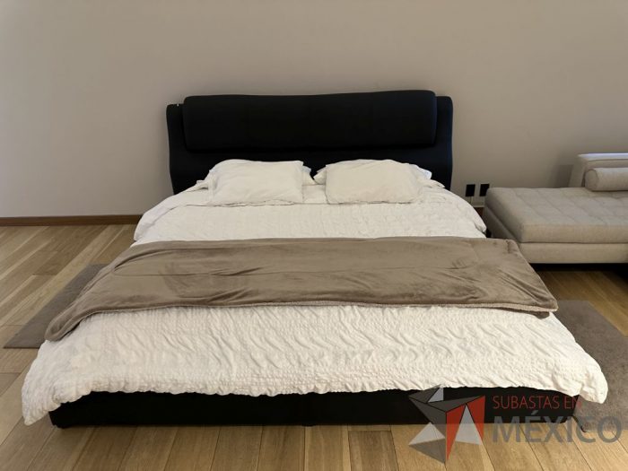 Lote 006 - Cama King Size seminueva con cabecera y colchón - Imagen 2