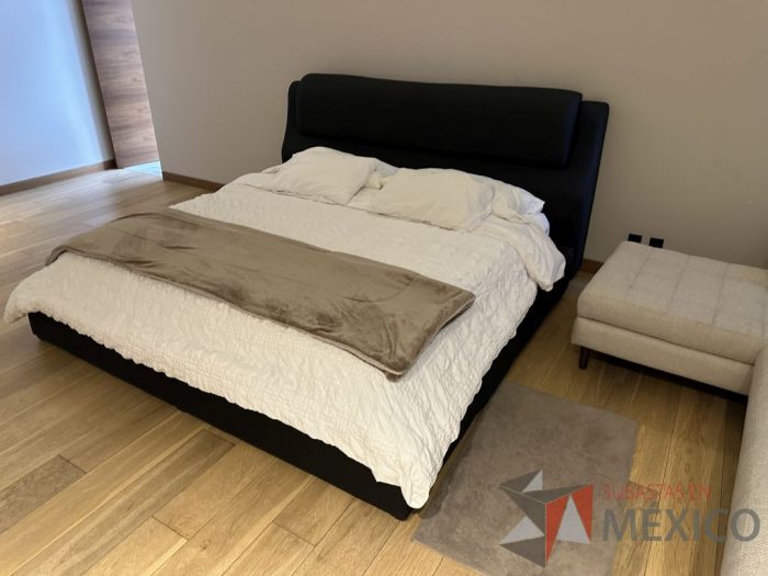Lote 006 - Cama King Size seminueva con cabecera y colchón - Imagen 3