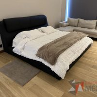 Lote 006 - Cama King Size seminueva con cabecera y colchón