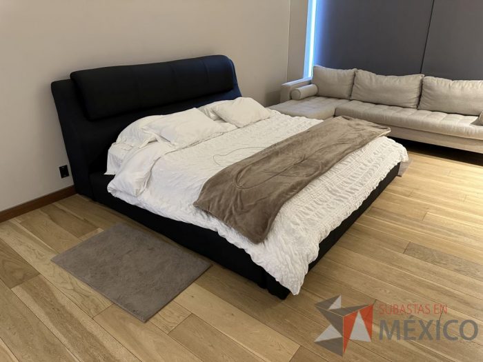 Lote 006 - Cama King Size seminueva con cabecera y colchón