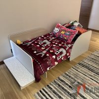 Lote 007 - Cama individual para niño con buró en forma de casa con 1 cajón