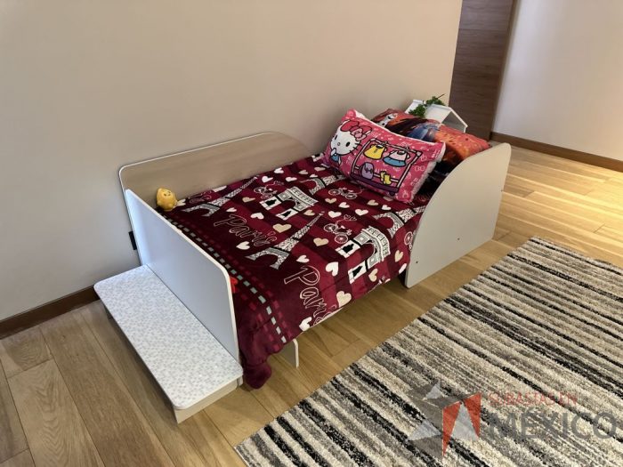 Lote 007 - Cama individual para niño con buró en forma de casa con 1 cajón