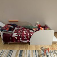 Lote 005 - Cama individual para niño con buró en forma de casa con 1 cajón