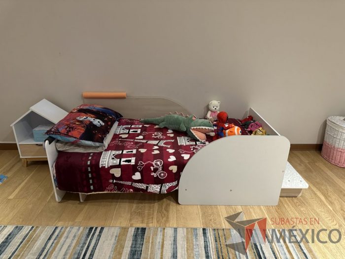 Lote 005 - Cama individual para niño con buró en forma de casa con 1 cajón