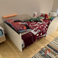 Lote 005 - Cama individual para niño con buró en forma de casa con 1 cajón - Imagen 4