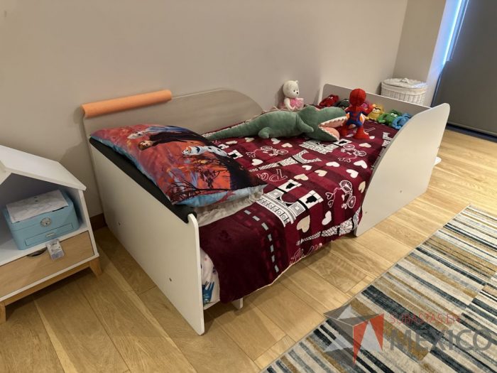 Lote 005 - Cama individual para niño con buró en forma de casa con 1 cajón - Imagen 4