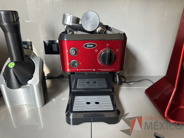 Lote 010 - Cafetera para Espresso y Capuccino OSTER, Modelo: BVSTECMP65R