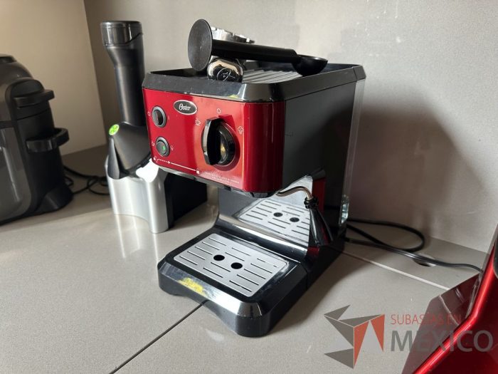 Lote 010 - Cafetera para Espresso y Capuccino OSTER, Modelo: BVSTECMP65R - Imagen 3