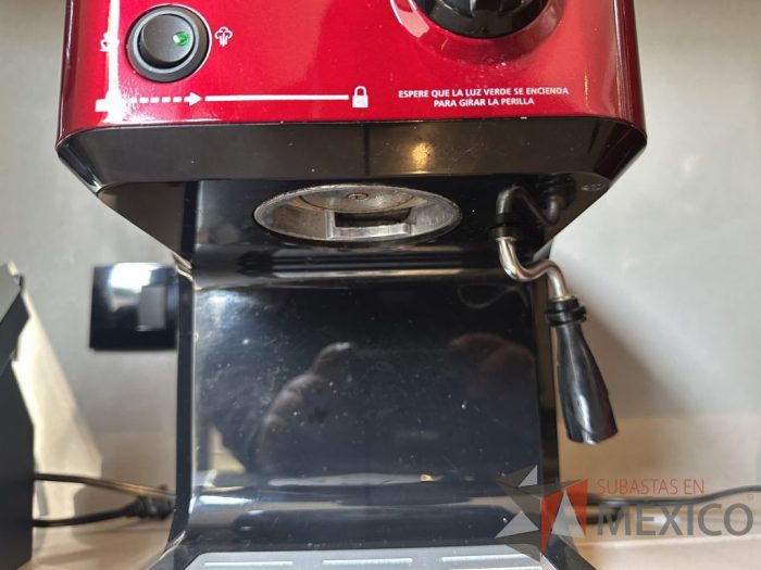 Lote 010 - Cafetera para Espresso y Capuccino OSTER, Modelo: BVSTECMP65R - Imagen 5