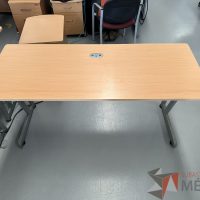 Lote 020 - Escritorio rectangular con estructura metálica y cubierta con orificio para cable