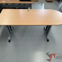 Lote 007 - Escritorio con estructura metálica y cubierta con terminación circular y orificio para cable