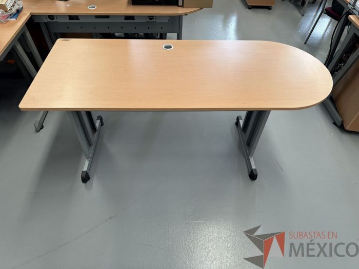 Lote 007 - Escritorio con estructura metálica y cubierta con terminación circular y orificio para cable