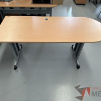 Lote 007 - Escritorio con estructura metálica y cubierta con terminación circular y orificio para cable - Imagen 11