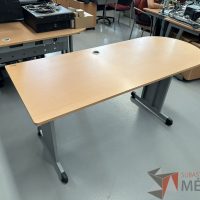 Lote 007 - Escritorio con estructura metálica y cubierta con terminación circular y orificio para cable - Imagen 8