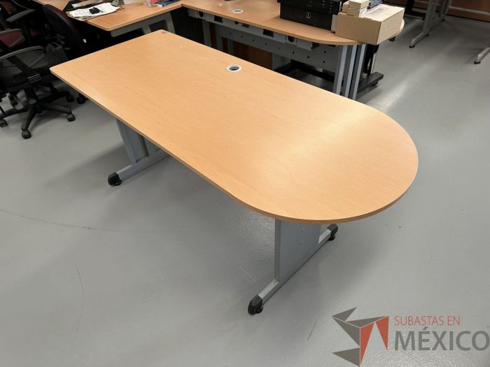Lote 007 - Escritorio con estructura metálica y cubierta con terminación circular y orificio para cable - Imagen 7