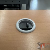 Lote 007 - Escritorio con estructura metálica y cubierta con terminación circular y orificio para cable - Imagen 6