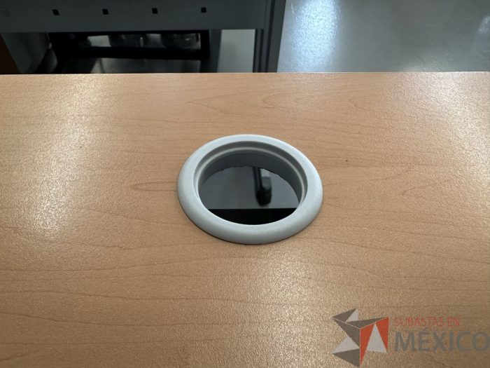 Lote 007 - Escritorio con estructura metálica y cubierta con terminación circular y orificio para cable - Imagen 6