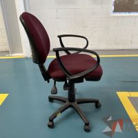 Lote 069 - 2 Sillas ejecutivas con ruedas, descansabrazos, asiento y respaldo en tela color vino - Imagen 4