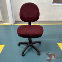 Lote 014 - Silla secretarial con ruedas, asiento y tela color vino