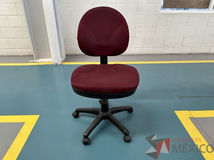 Lote 014 - Silla secretarial con ruedas, asiento y tela color vino - Imagen 6
