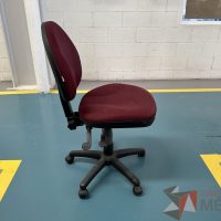 Lote 014 - Silla secretarial con ruedas, asiento y tela color vino - Imagen 5