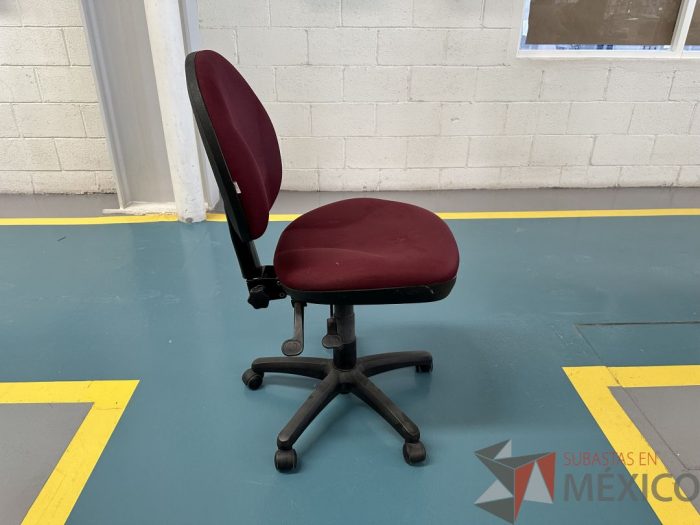 Lote 014 - Silla secretarial con ruedas, asiento y tela color vino - Imagen 5