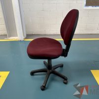 Lote 014 - Silla secretarial con ruedas, asiento y tela color vino - Imagen 3
