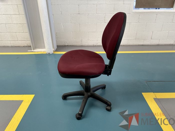 Lote 014 - Silla secretarial con ruedas, asiento y tela color vino - Imagen 3