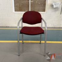 Lote 075 - 2 Sillas fijas, asiento y respaldo en tela color vino
