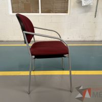 Lote 075 - 2 Sillas fijas, asiento y respaldo en tela color vino - Imagen 5