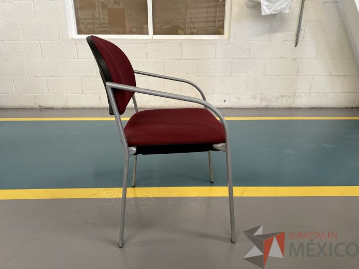Lote 075 - 2 Sillas fijas, asiento y respaldo en tela color vino - Imagen 5