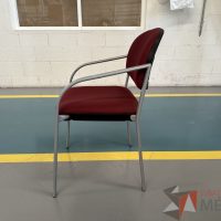 Lote 075 - 2 Sillas fijas, asiento y respaldo en tela color vino - Imagen 3