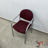 Lote 075 - 2 Sillas fijas, asiento y respaldo en tela color vino - Imagen 2