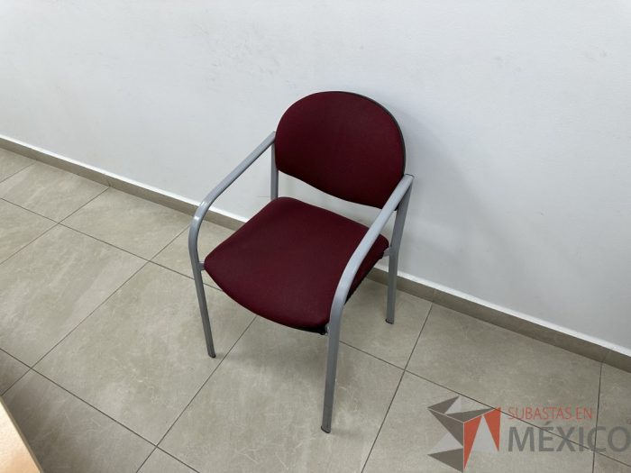 Lote 075 - 2 Sillas fijas, asiento y respaldo en tela color vino - Imagen 2
