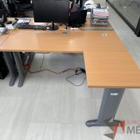 Lote 038 - Escritorio en escuadra con estructura metálica y cubierta con orificio para cable y accesorios para conexión - Imagen 13