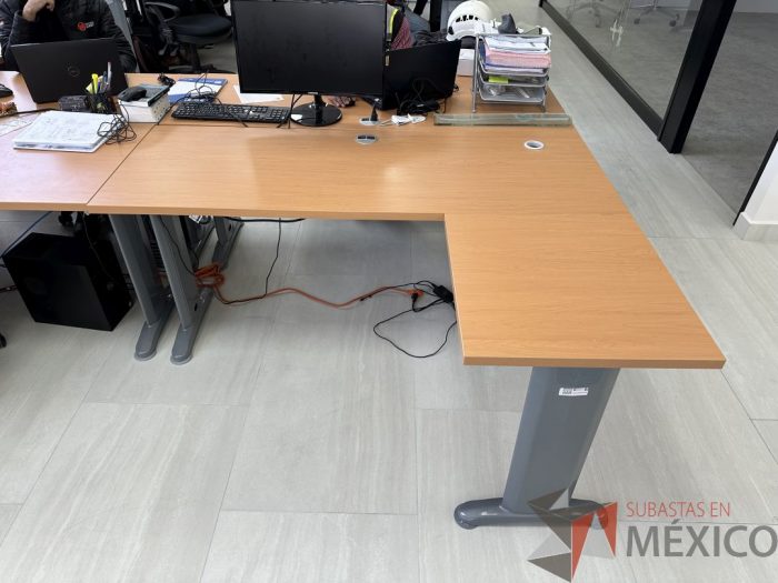 Lote 038 - Escritorio en escuadra con estructura metálica y cubierta con orificio para cable y accesorios para conexión - Imagen 13