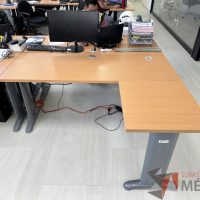 Lote 038 - Escritorio en escuadra con estructura metálica y cubierta con orificio para cable y accesorios para conexión