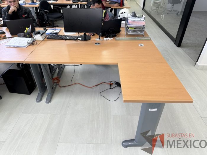Lote 038 - Escritorio en escuadra con estructura metálica y cubierta con orificio para cable y accesorios para conexión